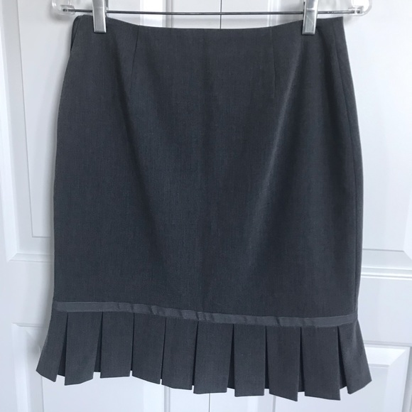 3/$15 - Box-pleat pencil skirt sz 2 - Picture 2 of 4